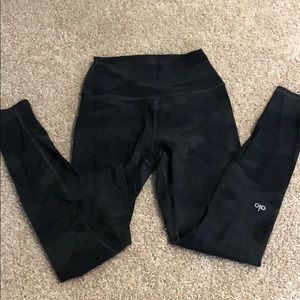 Black camo Alo Yoga leggings